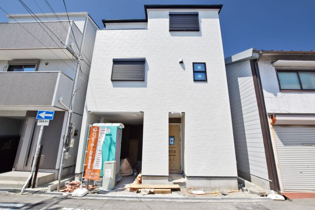 ファーストタウン梶ケ島新築一戸建て│2LDK+駐車1台可（ビルトインガレージ）の外観|全室2面採光で陽光が差し込む住空間です。