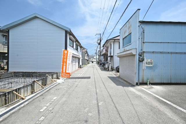 ファーストタウン梶ケ島新築一戸建て│2LDK+駐車1台可（ビルトインガレージ）の前面道路含む現地写真|南側前面道路　幅員5.9ｍ