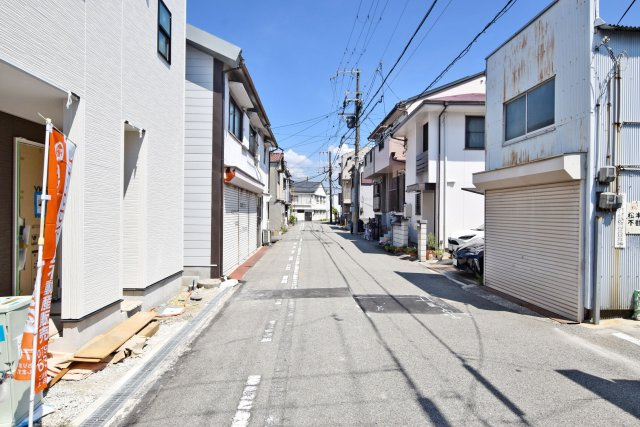 ファーストタウン梶ケ島新築一戸建て│2LDK+駐車1台可（ビルトインガレージ）の前面道路含む現地写真|南側前面道路　幅員5.9ｍ