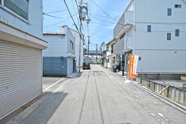 ファーストタウン梶ケ島新築一戸建て│2LDK+駐車1台可（ビルトインガレージ）の前面道路含む現地写真|南側前面道路　幅員5.9ｍ