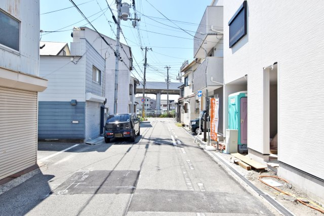 ファーストタウン梶ケ島新築一戸建て│2LDK+駐車1台可（ビルトインガレージ）の前面道路含む現地写真|南側前面道路　幅員5.9ｍ