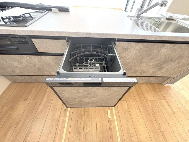 【キッチン】 | 福岡市南区曰佐4丁目2期　1号棟（全3棟）【仲介手数料無料・0円】 | 現地写真。食洗器が付いてます。