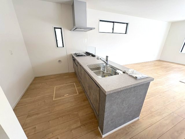 【キッチン】 | 福岡市南区曰佐4丁目2期　1号棟（全3棟）【仲介手数料無料・0円】 | 現地写真。