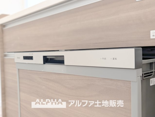 東大和グリーンタウン３号棟のキッチン|【Food washing machine】
◆食洗機◆お子様の面倒を見れる時間が増え時短になります。加えて手荒れも防げてしかも節水が高い為、大変人気があり重宝します。