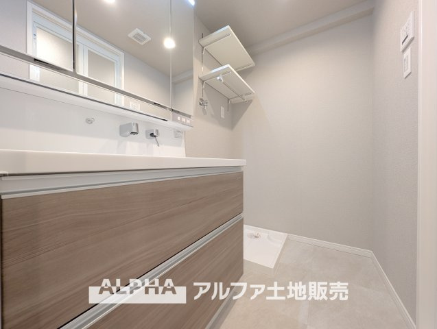 東大和グリーンタウン３号棟の独立洗面台|【Vanit】◆洗面台◆身支度がしやすい洗面台は、収納力にも配慮した設計。朝の準備から帰宅後まで、家族みんなが使いやすい空間です。
