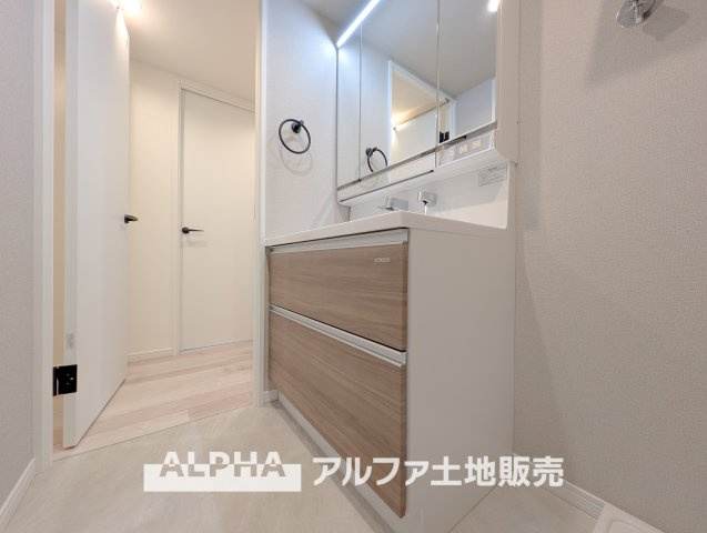 東大和グリーンタウン３号棟のランドリースペース|【Laundry space】
◆ランドリースペース◆広々した空間で雨の日でも十分に洗濯物を乾かすことが出来ます。バスルームには浴室換気乾燥機も付いているので重宝しますね。
