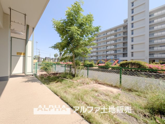 東大和グリーンタウン３号棟のバルコニー|【Quiet Comfort】
◆静けさとともに◆
外の喧騒を忘れさせる落ち着きが、日々に余白を生む。ここでの時間が、自然と笑顔を増やしていく。