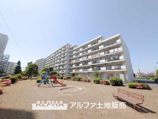 東大和グリーンタウン３号棟の外観|【Soft Horizon】
◆空とつながる暮らし◆
広がる景色が、心の視界までひらいてくれる。過ごすほどに、毎日の一瞬一瞬が大切に感じられる住まい。