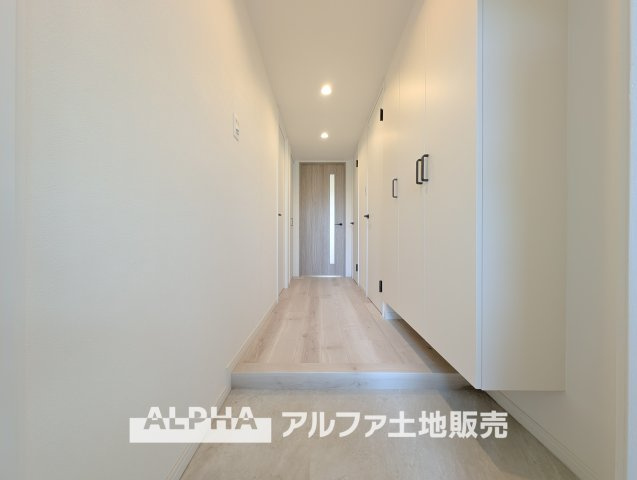 東大和グリーンタウン３号棟の玄関|【Welcome Space】
◆玄関◆帰宅時にほっとできる、穏やかな空気感の玄関。整った空間が日々の切り替えを自然にサポートし、来客時にも好印象を与えます。