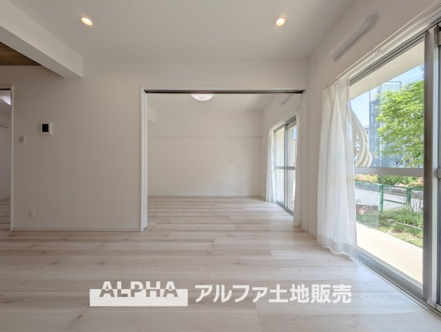 東大和グリーンタウン３号棟の居間・リビング|【A warm space】◆心をほどく場所◆
ゆったりとした空間に包まれ、誰かを迎えることが日常になる住まい。
この環境で暮らすうちに、時間の使い方も、人との距離感も変わっていく。
