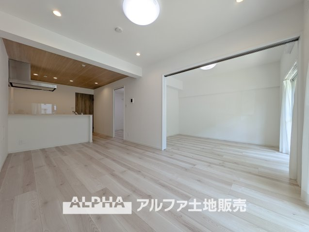 東大和グリーンタウン３号棟の居間・リビング|【A cozy space】◆余白のある暮らし◆
人を招いても、ひとりで過ごしても心地よい住空間。
温もりを感じるこの場所が、暮らしの輪郭をやさしく描いていく。