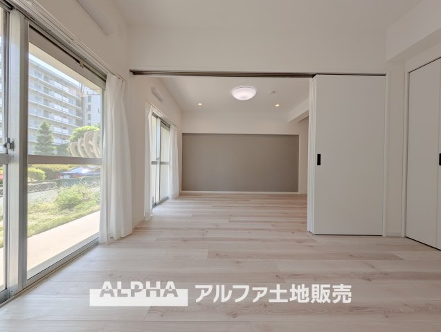 東大和グリーンタウン３号棟の居間・リビング|【A warm space】◆心がほどける場所◆
ゆとりある空間が、日常に静かな余白をつくる住まい。人を迎えることが自然になり、暮らしのリズムも穏やかに整っていく。
