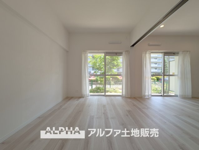 東大和グリーンタウン３号棟の居間・リビング|【Gentle Time】◆やさしい時間が流れる場所◆
包み込むような空間が、日々の緊張をそっと解く。ここで過ごすうちに、時間も人との関係も、心地よく変化していく。