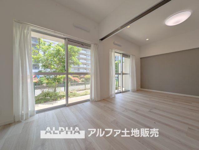 東大和グリーンタウン３号棟の居間・リビング|【Calm Days】
◆穏やかな日常へ◆
やわらかな光に包まれた空間が、忙しさを静かにほどいていく。ここで重ねる時間が、暮らしの輪郭を少しずつ整えていく。
