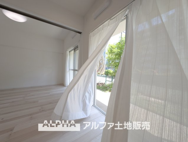東大和グリーンタウン３号棟の居間・リビング|【Warm Light】
◆ぬくもりに満ちた場所◆
差し込む陽だまりが、心の奥までやさしく照らす。過ごすほどに、この場所が帰りたくなる存在へと変わっていく。