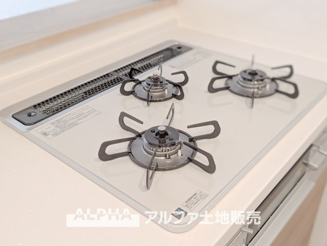 東大和グリーンタウン３号棟のキッチン|【gas stove】◆ガスコンロ◆使い勝手に配慮されたガスコンロを備えたキッチン。火力調整がしやすく、毎日の調理がスムーズに進み、家事の時間を心地よく支えてくれます