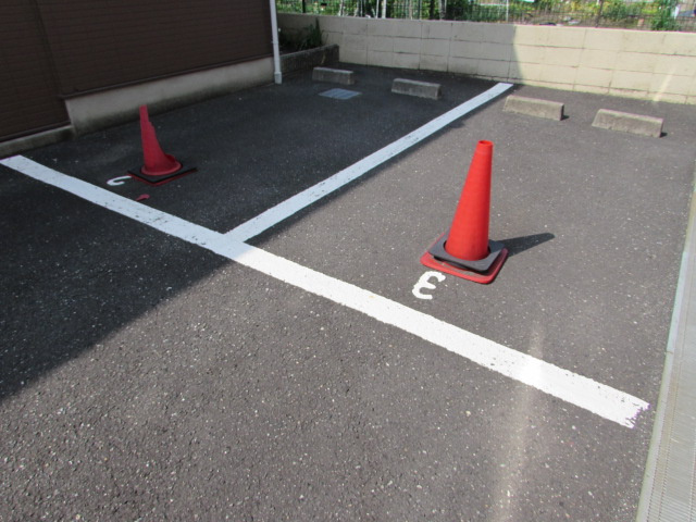 フェニス仁川の駐車場