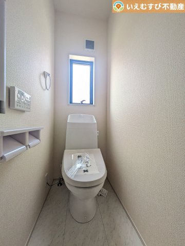 Livele Garden.S　寄居町第2のトイレ|シンプルで清潔感のあるトイレ
窓付きで明るく、お掃除しやすいシンプルな空間♪