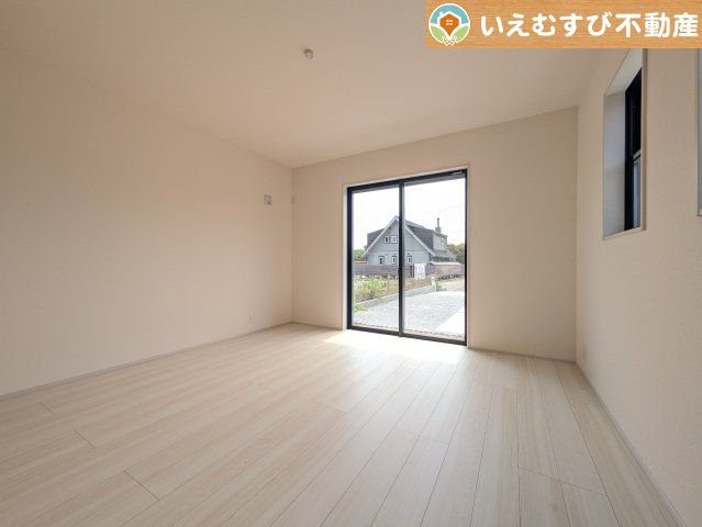 Livele Garden.S　寄居町第2の洋室|ナチュラルな色合いでシンプルな洋室
大容量のウォークインクローゼット付きで、採光もたっぷりのお部屋♪