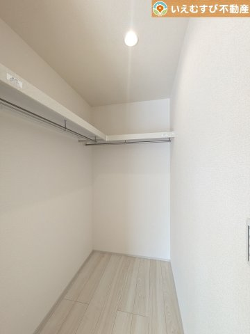 Livele Garden.S　寄居町第2の収納|たっぷりの収納力を備えたウォークインクローゼット
たくさん収納できるので季節物やかさばるバッグなども片付きます♪