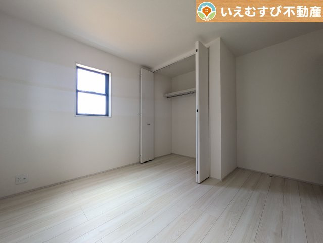 Livele Garden.S　寄居町第2の洋室|ぬくもりのある色合いでシンプルな洋室
日当り良好で明るい洋室！大容量のウォークインクローゼット付き♪