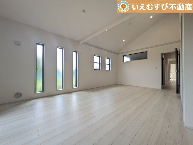 Livele Garden.S　寄居町第2の居間・リビング|自然光で満たされる明るく開放感溢れるリビング
たっぷりの採光で明るい空間。家族みんなでくつろげます♪