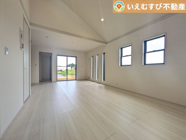 Livele Garden.S　寄居町第2の居間・リビング|開放感と家族との距離感にこだわったＬＤＫ
採光たっぷりのリビングで休日には家族みんなでくつろげそうですね♪