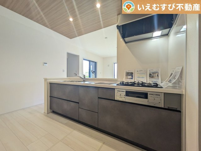Livele Garden.S　寄居町第2のキッチン|リビングのお子様を見守りながらお料理ができる対面キッチン
様子を見たり会話をしながら過ごせるキッチンで楽しく料理ができますね！
