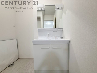 化粧品や洗顔料、歯ブラシなどの必需品をまとめて置ける収納スペースがあり、使用するたびに取り出す手間が省けます。また、水回りのため、濡れても大丈夫な素材が使用されており、お手入れが簡単です。
