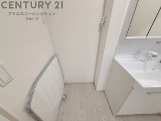 洗濯物の仕分け作業がしやすく、整理整頓が容易になります。洗濯音や湿気を他の部屋に持ち込まず、生活環境を快適に保ちます。上部を活用すれば収納スペースを確保でき洗剤や洗濯用品の整理もしやすくなります。
