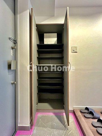エグザレオーネ蔵前の玄関|【玄関】玄関には大型のシューズクローゼットを設置しておりますのでいつでもスッキリりとした空間を保てます。玄関周りを清潔に使うのはとても大事なことですよね。