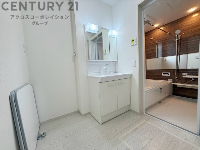 衣服の収納や脱ぎ着や整理整頓がしやすく、湿った衣類を乾燥させるスペースがありカビや臭いの発生を防ぎます。床の汚れを他の部屋に持ち込まず清潔を保つことができます。また快適な入浴環境の整備にも役立ちます。