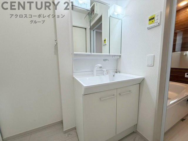 化粧品や洗顔料、歯ブラシなどの必需品をまとめて置ける収納スペースがあり、使用するたびに取り出す手間が省けます。また、水回りのため、濡れても大丈夫な素材が使用されており、お手入れが簡単です。
