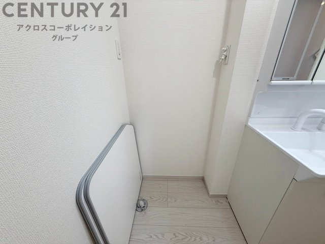 洗濯物の仕分け作業がしやすく、整理整頓が容易になります。洗濯音や湿気を他の部屋に持ち込まず、生活環境を快適に保ちます。上部を活用すれば収納スペースを確保でき洗剤や洗濯用品の整理もしやすくなります。
