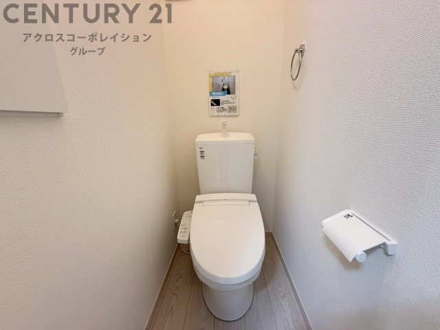 温水洗浄便座付トイレは温水洗浄機能により、暖かい水でおしりを洗浄することができ、冷たい水を使う従来の便座に比べ、温水洗浄機能で暖かいトイレを提供し、快適な使用を可能にします。
