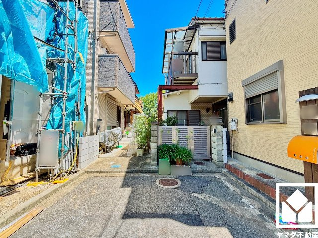 尼崎市崇徳院３丁目の前面道路含む現地写真|前道が通り抜けできない袋小路なので関係者以外の車通りが少なく、交通事故などのリスクを軽減できます。小さなお子様のいるご家庭でも安心感のある立地です。