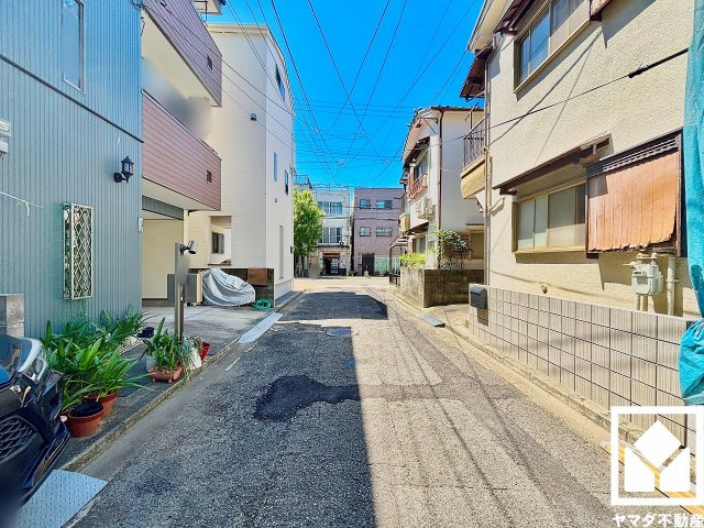 尼崎市崇徳院３丁目の前面道路含む現地写真|阪神本線「出屋敷」駅まで徒歩10分、JR東海道本線「立花」駅まで徒歩25分の立地。