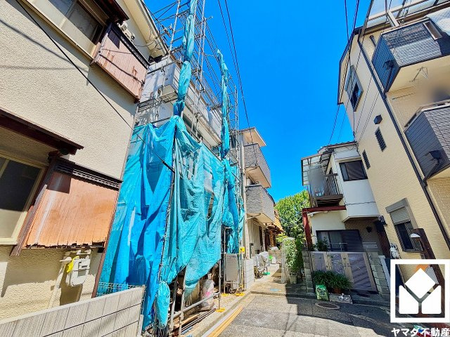 尼崎市崇徳院３丁目の前面道路含む現地写真|緑豊かな「蓬川」まで徒歩2分（約130m）。両岸の川沿い約1kmに渡って遊歩道や緑地が整備されており、美しい自然を身近に感じながらお散歩やウォーキングなども楽しめる健康的な住環境です。