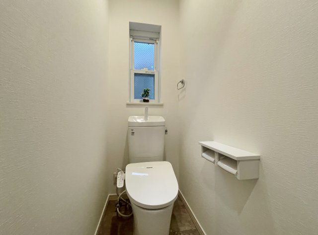 板橋区東新町2丁目のトイレ|小窓がある明るく清潔感のあるトイレも新規交換で快適にお使いいただけます