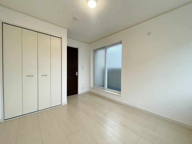 板橋区東新町2丁目の洋室|5.2帖の洋室は多面開口で明るく風通しも良いお部屋です