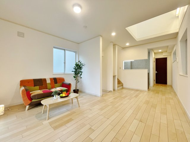 板橋区東新町2丁目の居間・リビング|南向き多面開口+吹抜けで開放感あるリビングダイニングキッチン