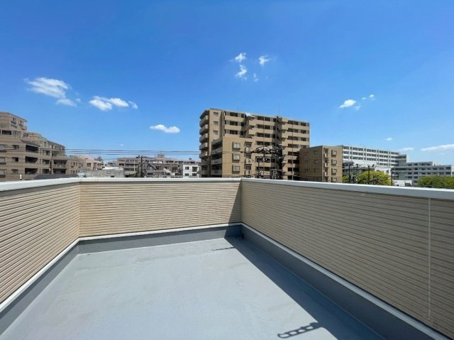 板橋区東新町2丁目のバルコニー|多目的にお使いいただける広々したルーフバルコニー
陽当たり・風通しもよく洗濯物も沢山干していただけます
