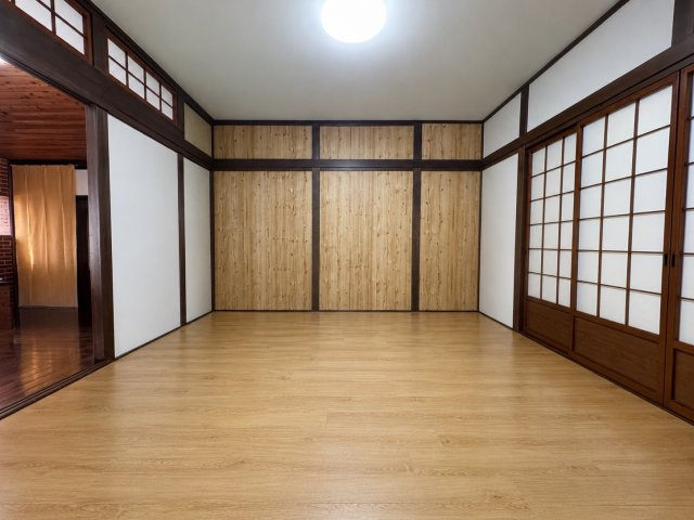 森に溶け込む、薪ストーブのある隠れ家別荘　露天風呂付の那須塩原市の中古物件の洋室