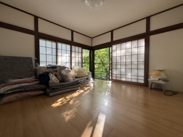 森に溶け込む、薪ストーブのある隠れ家別荘　露天風呂付の那須塩原市の中古物件の洋室