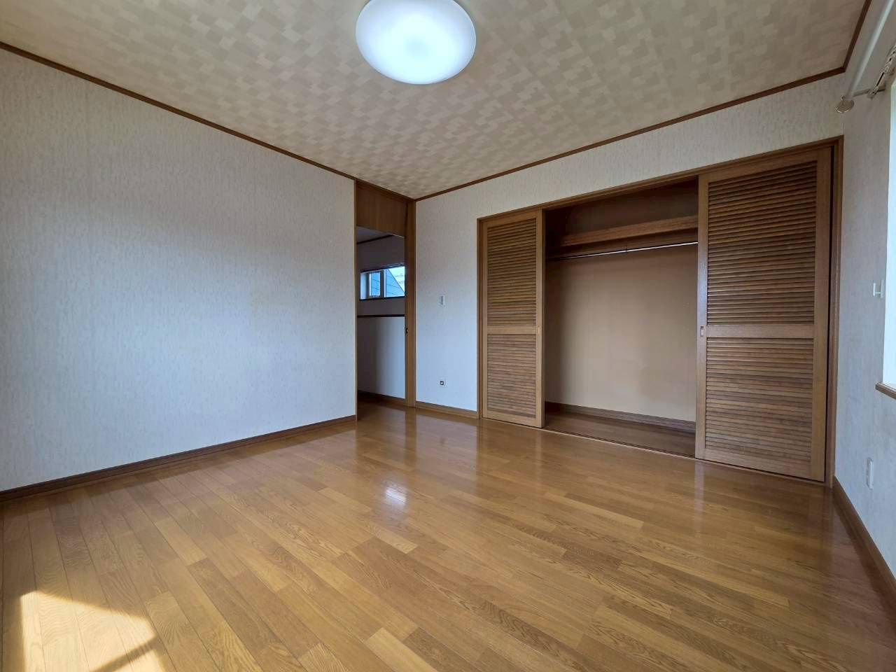 新釧路町1-24　中古住宅の洋室|2階洋室8帖（東側）