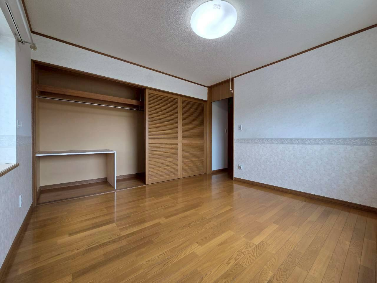 新釧路町1-24　中古住宅の洋室|2階洋室8帖（西側）