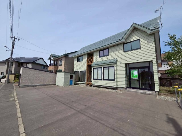 新釧路町1-24　中古住宅の外観|駐車スペース舗装済