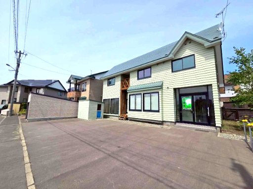 新釧路町1-24　中古住宅の外観|駐車スペース舗装済
