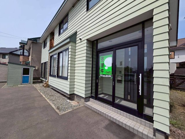 新釧路町1-24　中古住宅のエントランス|風除室付き