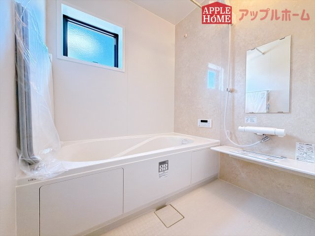 [新築住宅] 鶴ヶ島市下新田 第3 全3棟の浴室|窓付きのバスルームは、採光もあり明るく気持ちの良い空間です。窓があることで、換気環境も良好。掃除もスムーズに出来ます♪